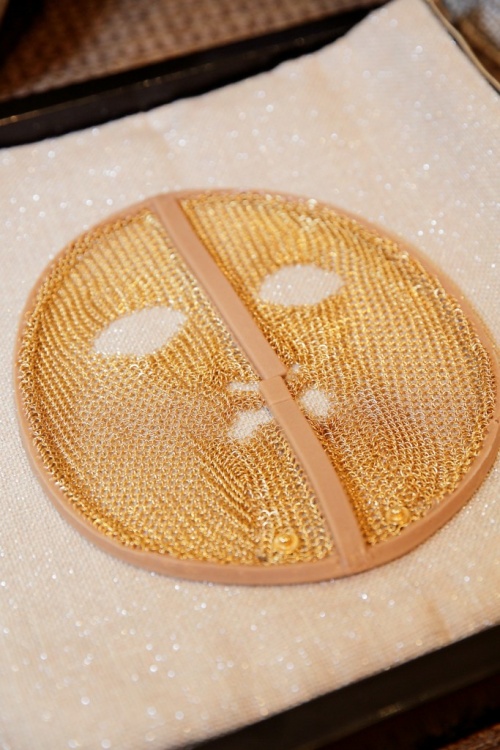 The 24k gold chain face mask